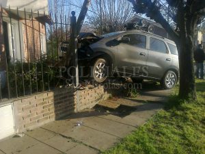 auto en una casa