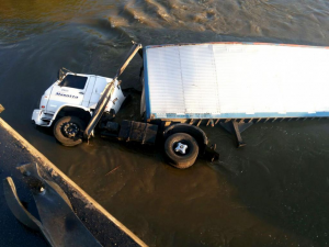 camion en el rio